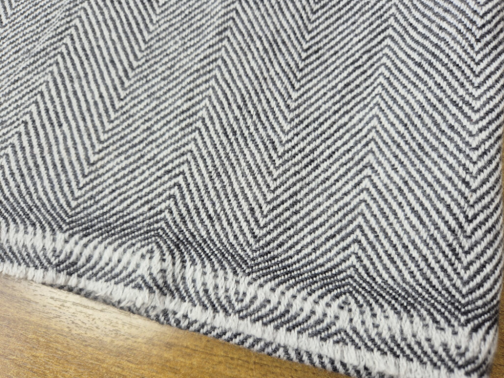 Handgewebter Kaschmir-Stola in Anthrazit & Weiß mit Fischgrät-Webmuster – LWH Nepal